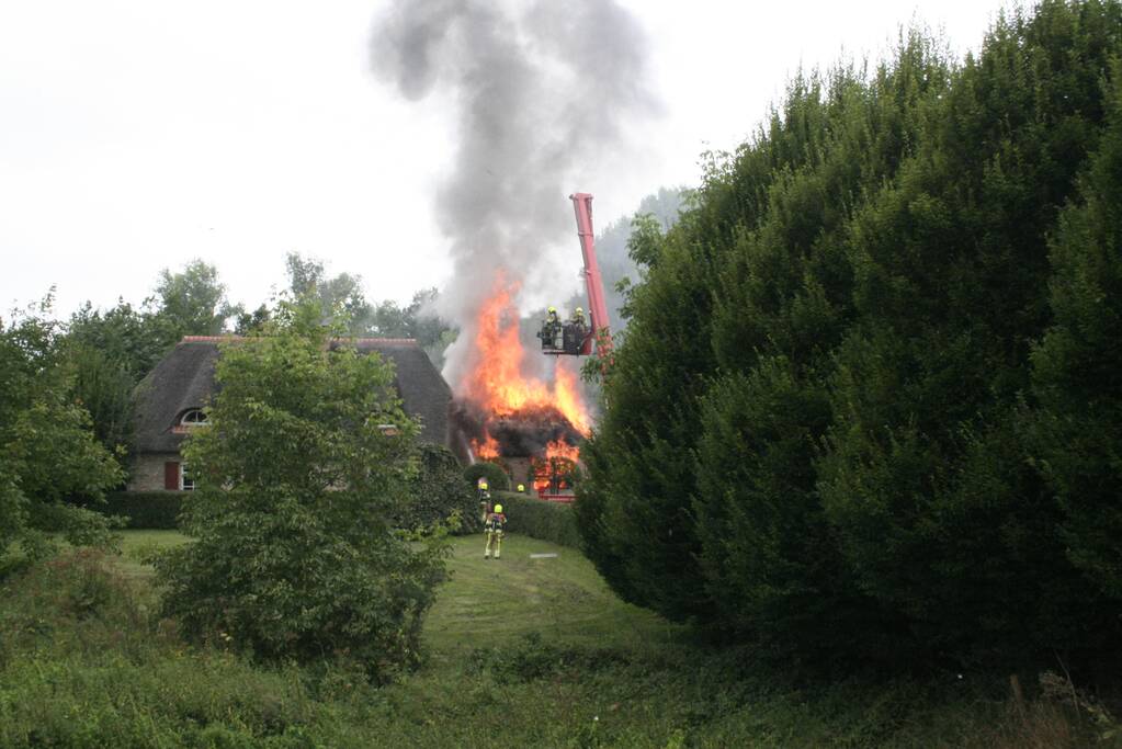 Dak van woning volledig verwoest door grote brand