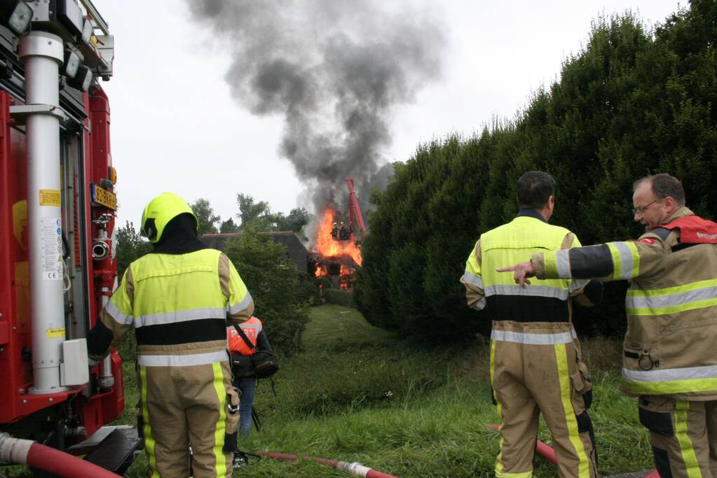 Dak van woning volledig verwoest door grote brand