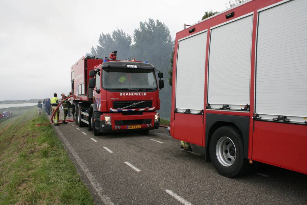 Dak van woning volledig verwoest door grote brand