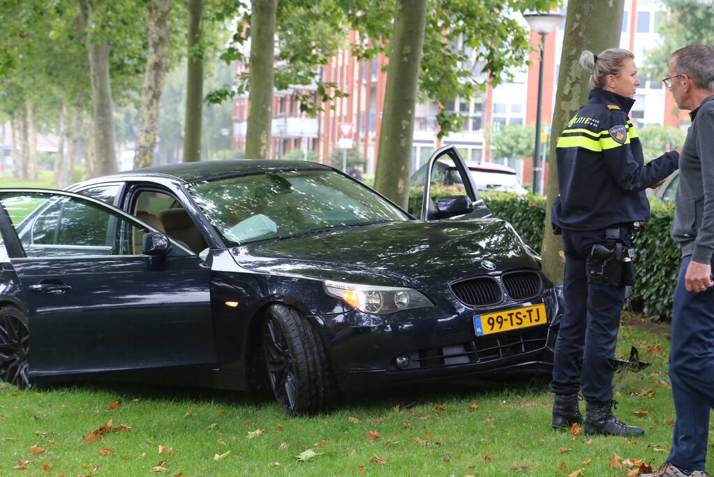 Automobilist botst tegen boom aan
