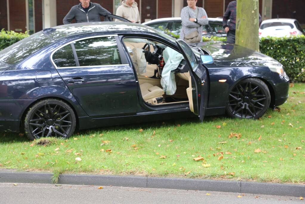 Automobilist botst tegen boom aan