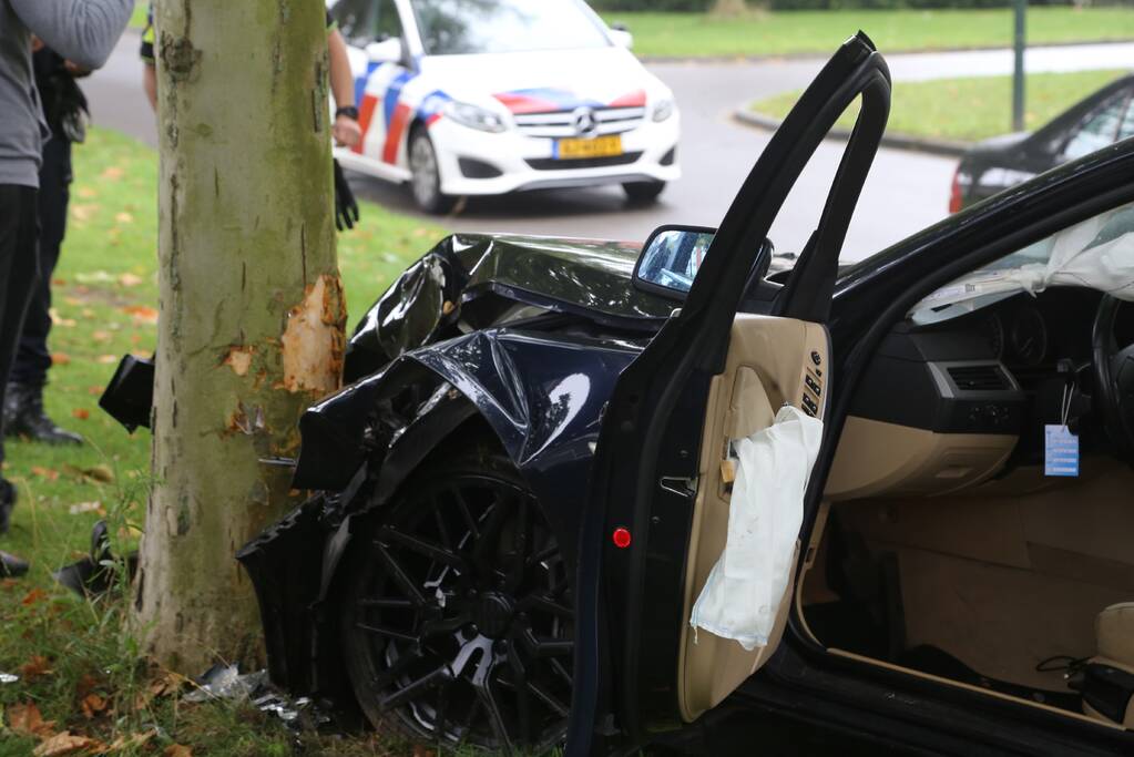 Automobilist botst tegen boom aan