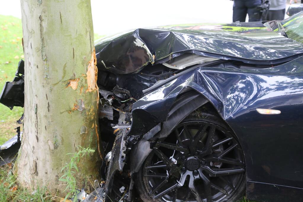 Automobilist botst tegen boom aan