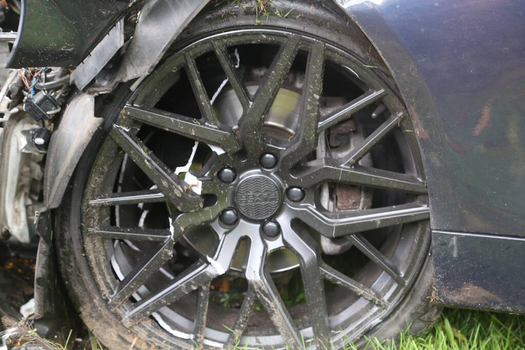 Automobilist botst tegen boom aan