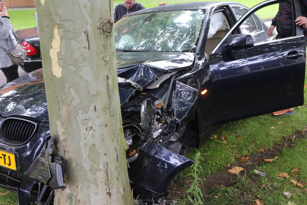 Automobilist botst tegen boom aan