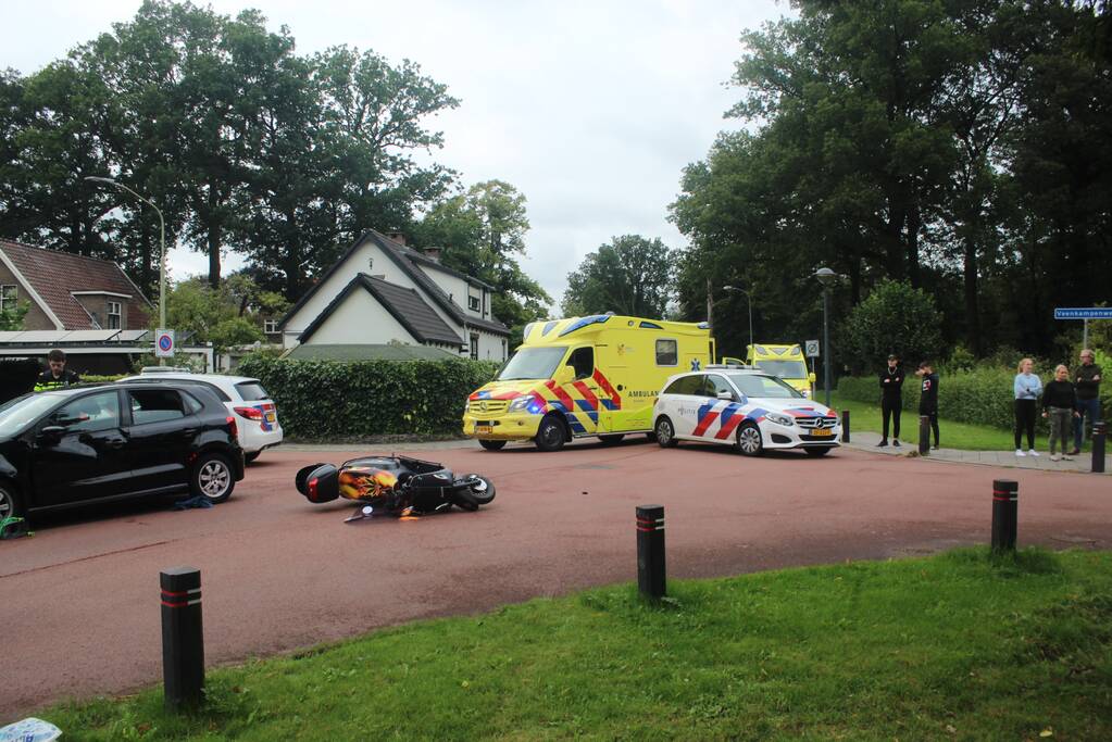 Snorfietser gewond na ongeval met personenauto