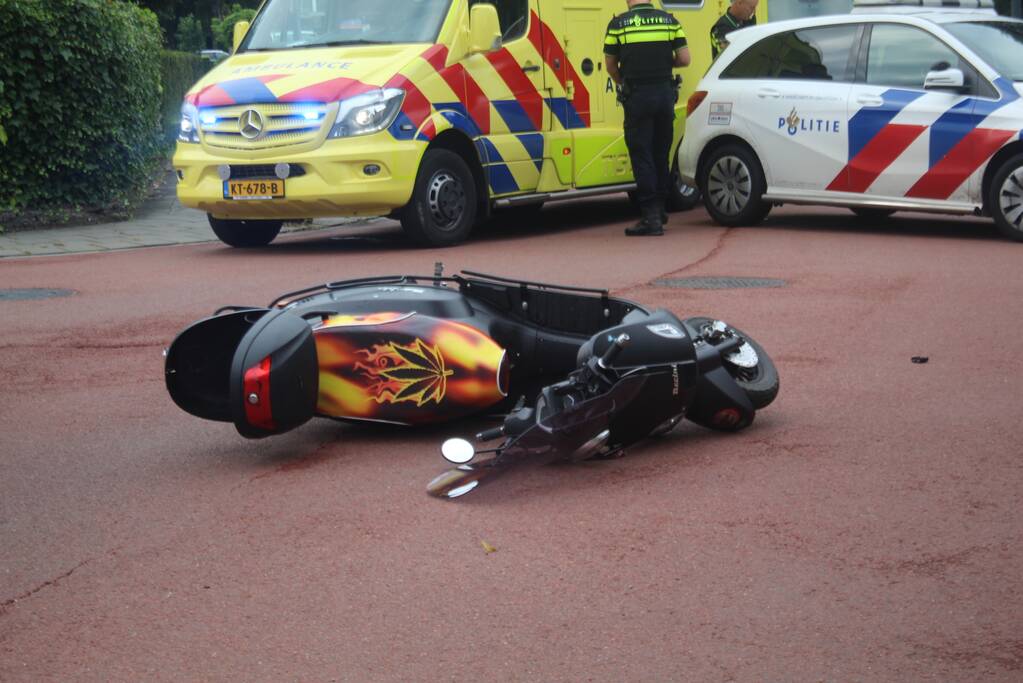 Snorfietser gewond na ongeval met personenauto