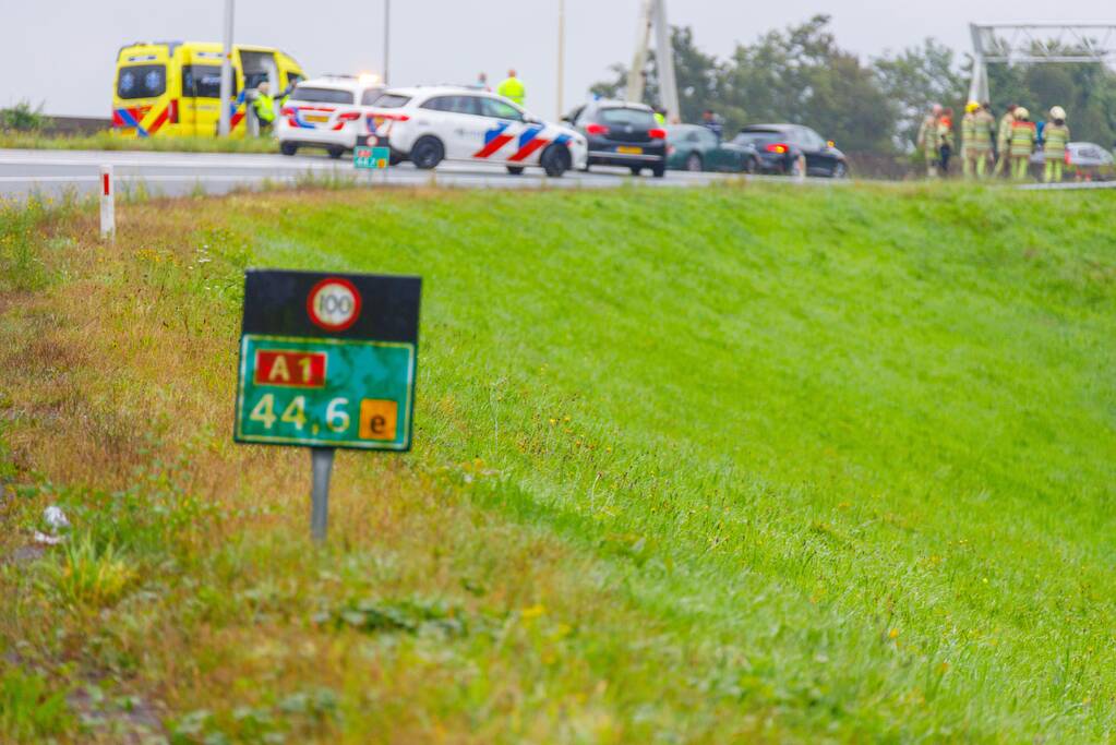 Auto glijdt over vangrail heen en belandt op zijn kop