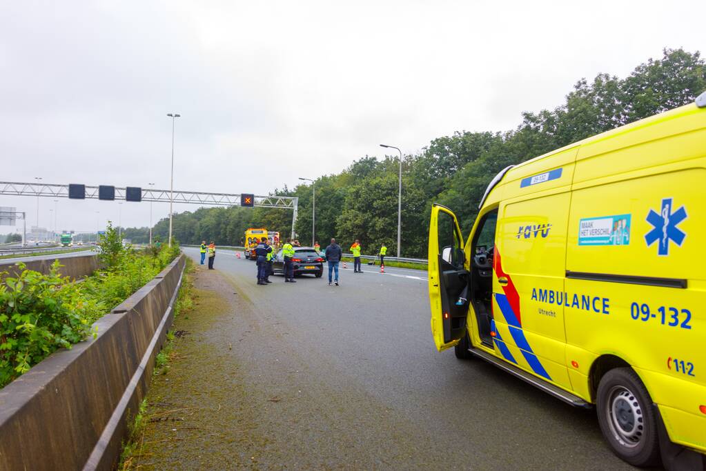 Auto glijdt over vangrail heen en belandt op zijn kop