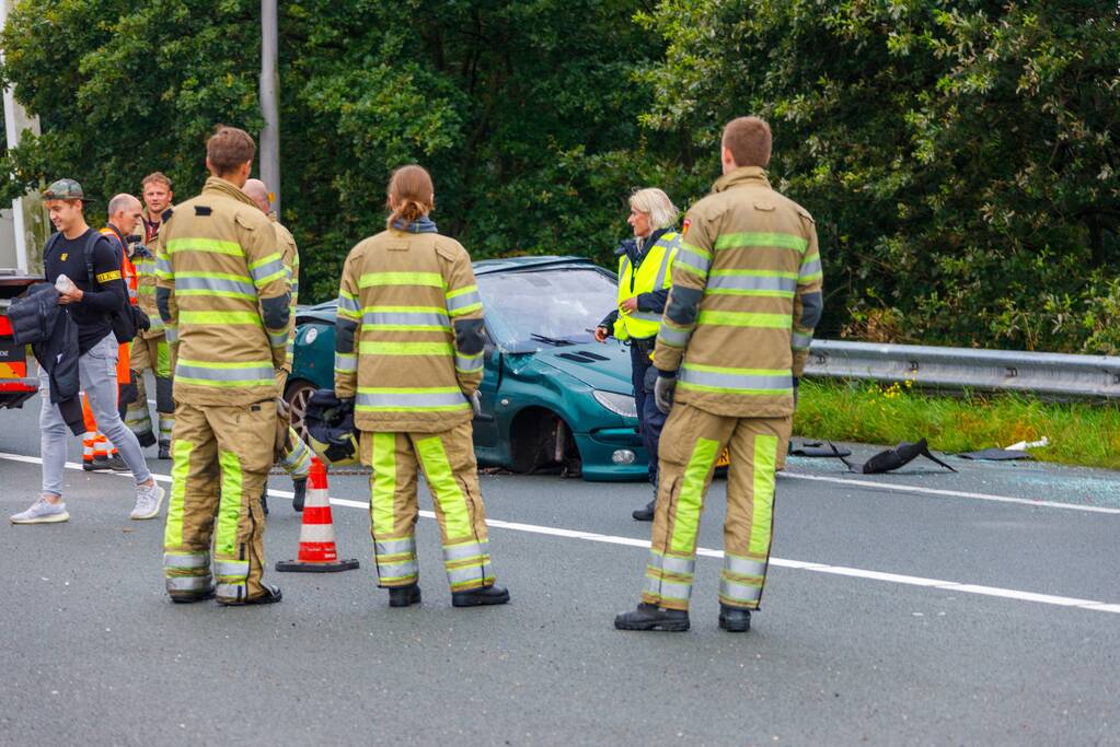 Auto glijdt over vangrail heen en belandt op zijn kop