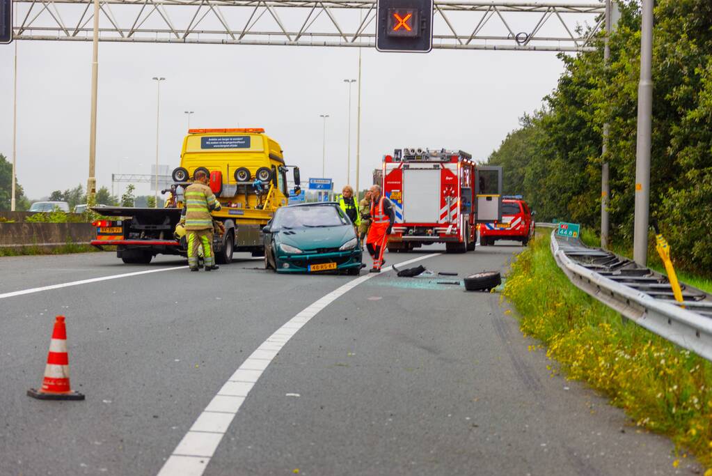 Auto glijdt over vangrail heen en belandt op zijn kop
