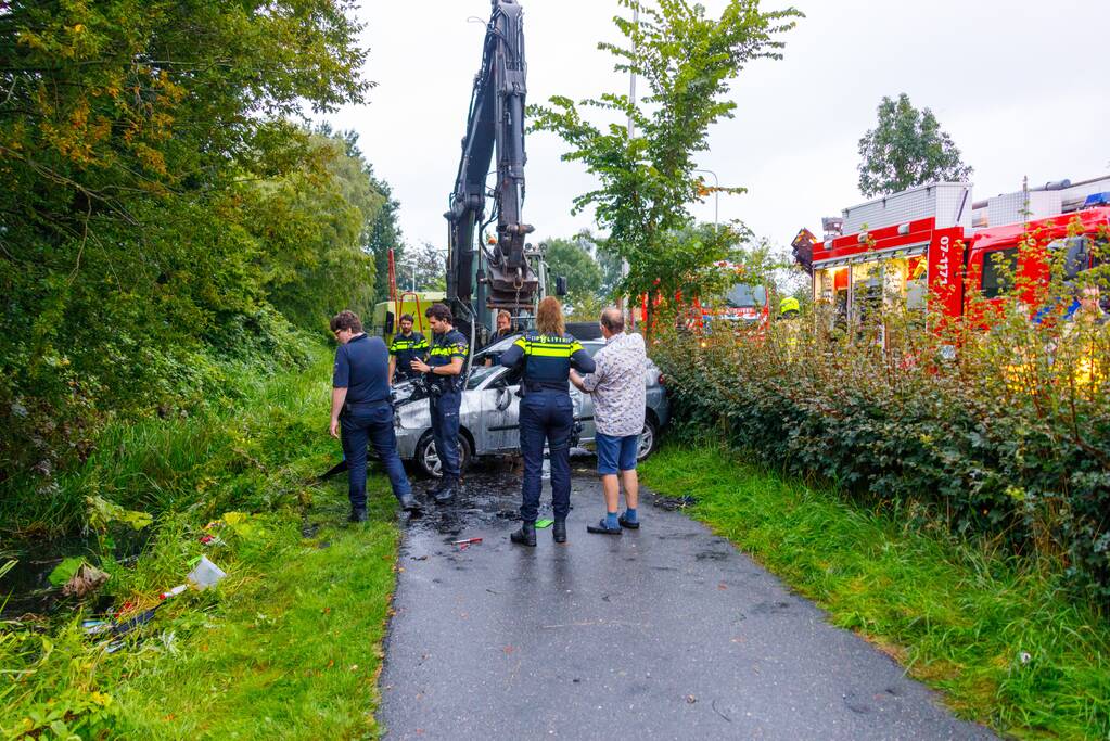 Auto raakt van de weg en belandt in sloot