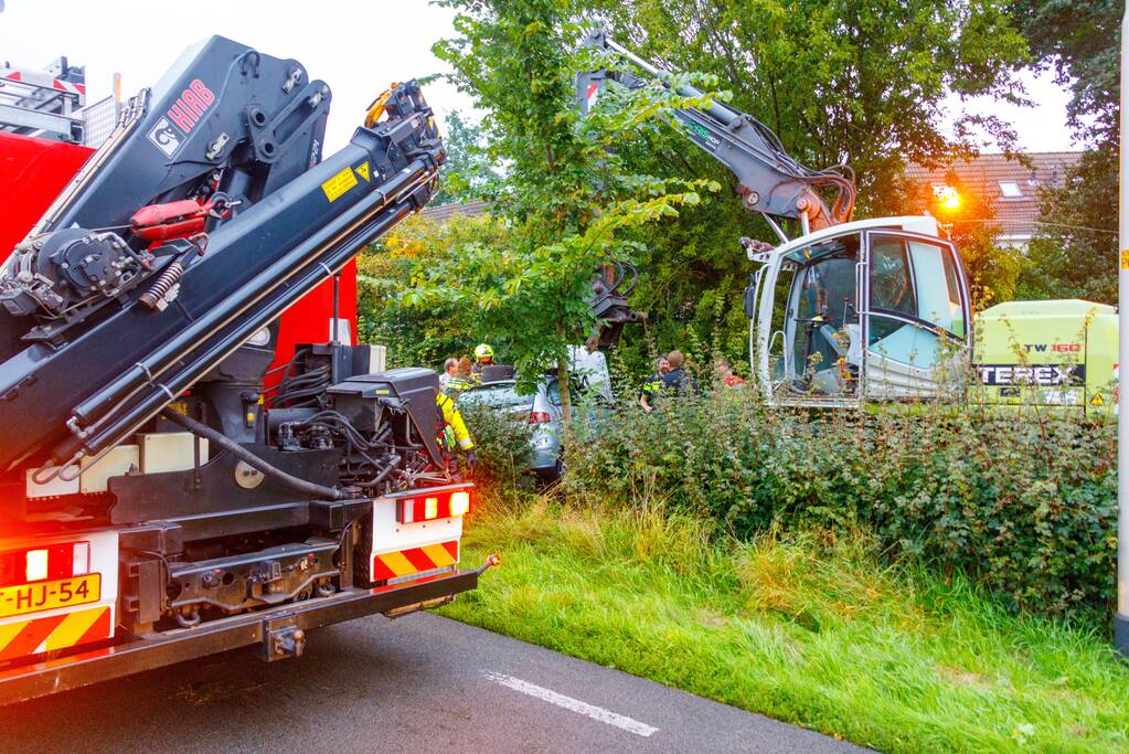 Auto raakt van de weg en belandt in sloot