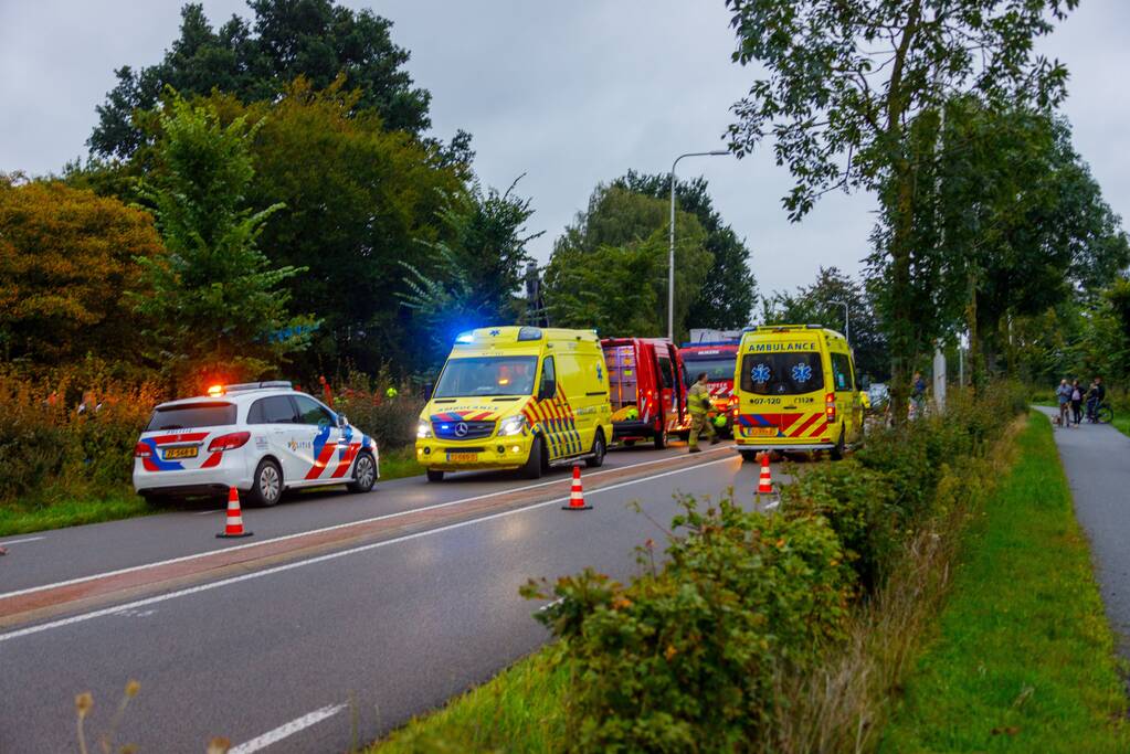 Auto raakt van de weg en belandt in sloot