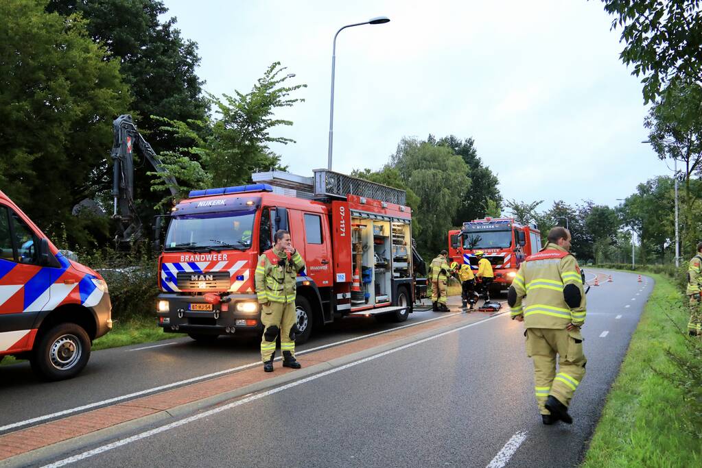 Auto raakt van de weg en belandt in sloot