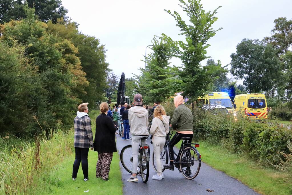 Auto raakt van de weg en belandt in sloot