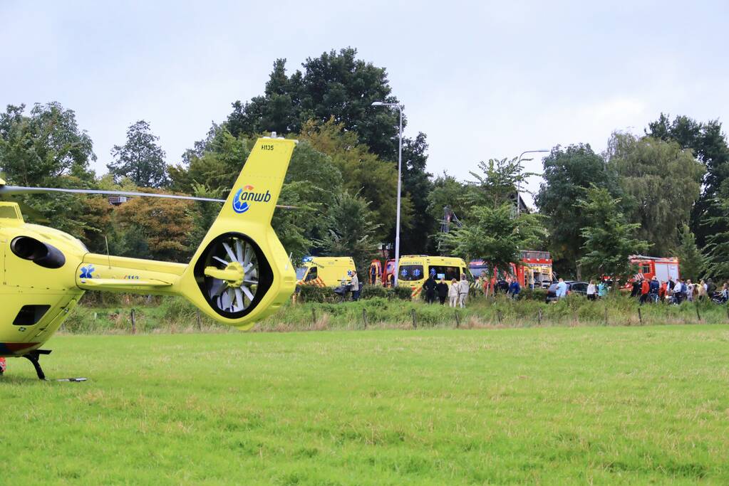 Auto raakt van de weg en belandt in sloot