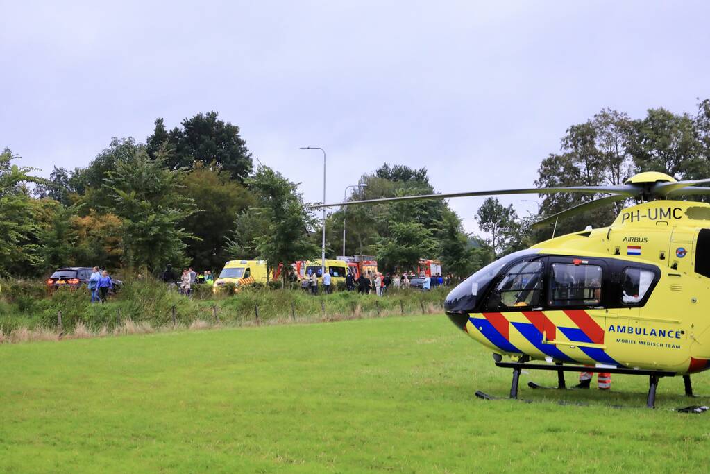 Auto raakt van de weg en belandt in sloot