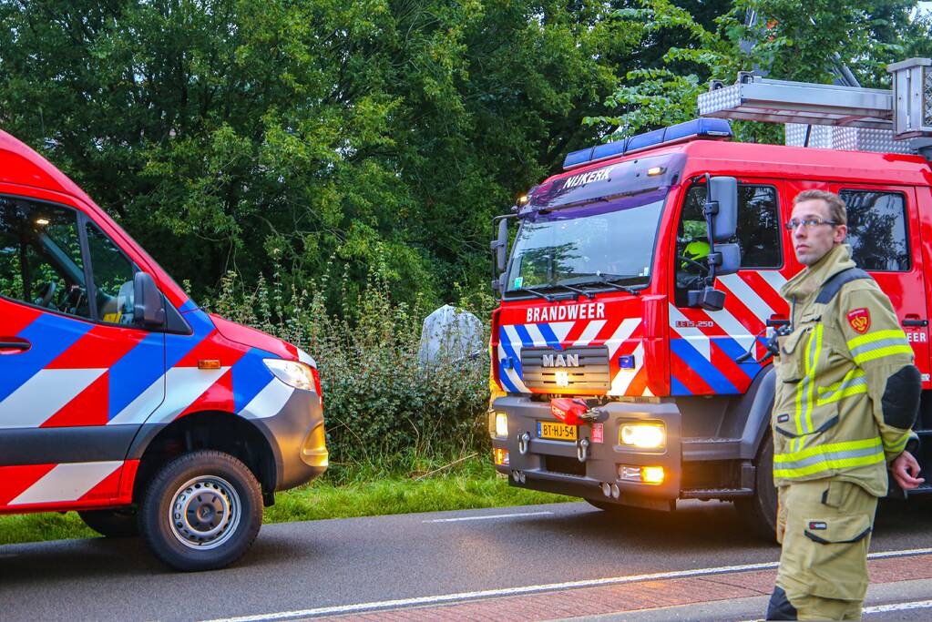 Auto raakt van de weg en belandt in sloot