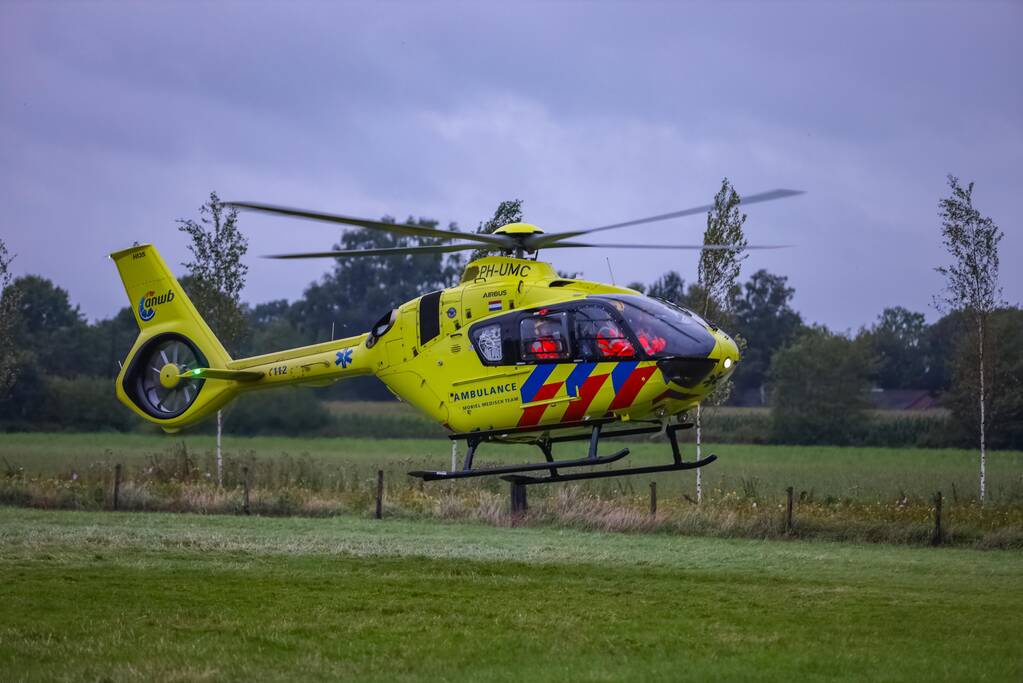 Auto raakt van de weg en belandt in sloot