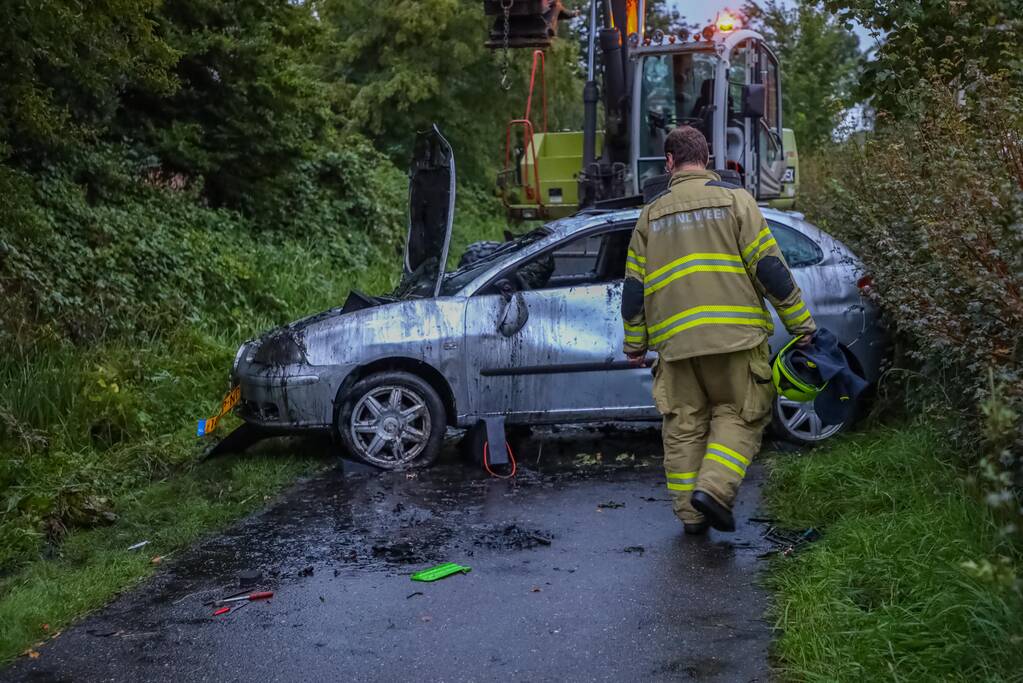 Auto raakt van de weg en belandt in sloot