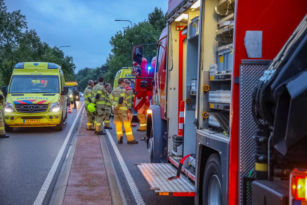 Auto raakt van de weg en belandt in sloot