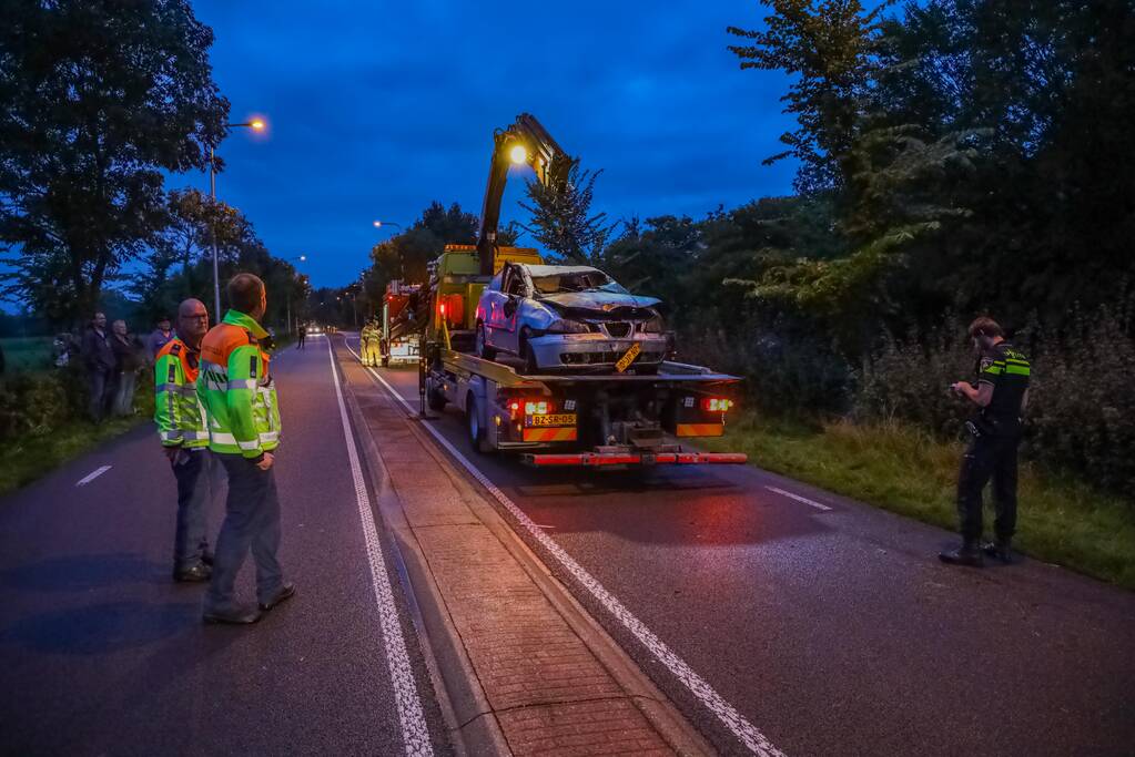Auto raakt van de weg en belandt in sloot