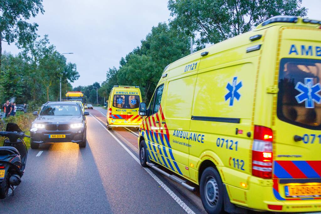 Auto raakt van de weg en belandt in sloot