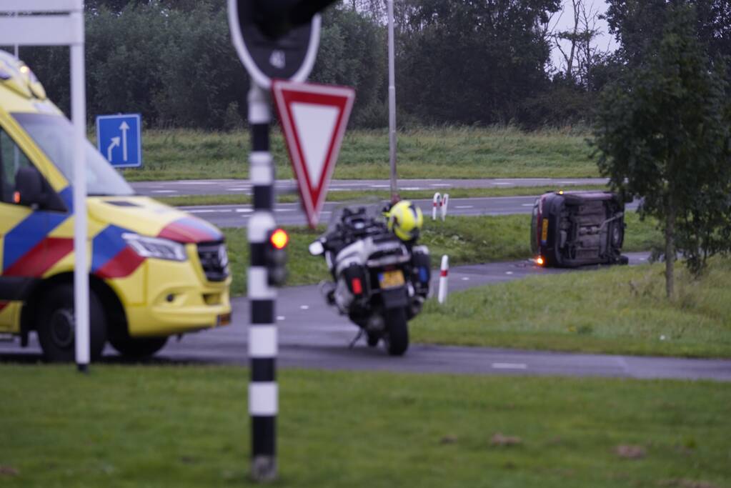 Busje vliegt uit de bocht en belandt op zijkant