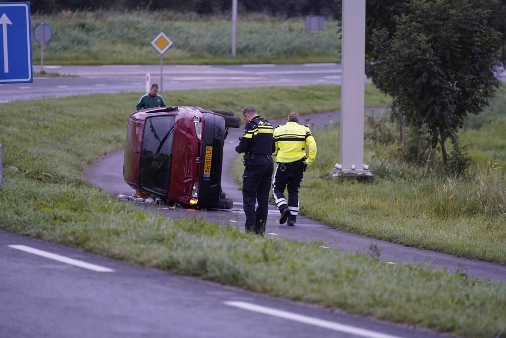 Busje vliegt uit de bocht en belandt op zijkant