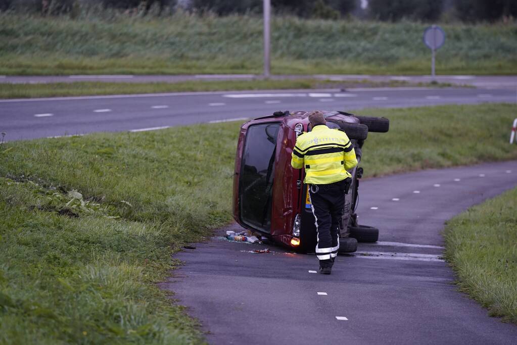 Busje vliegt uit de bocht en belandt op zijkant