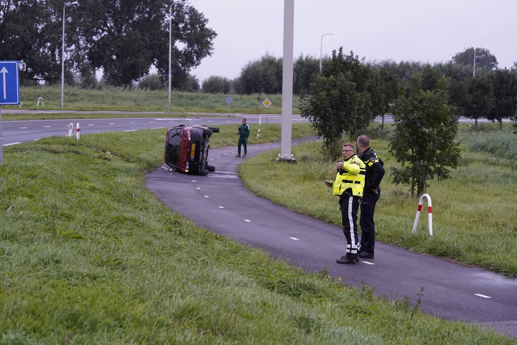 Busje vliegt uit de bocht en belandt op zijkant