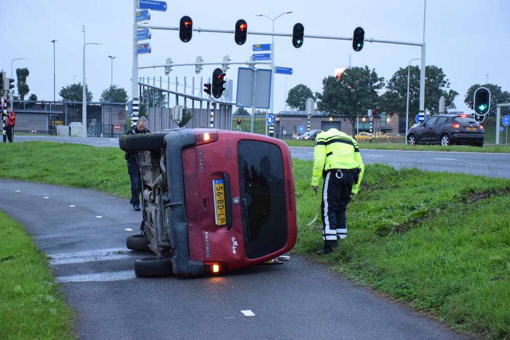 Busje vliegt uit de bocht en belandt op zijkant