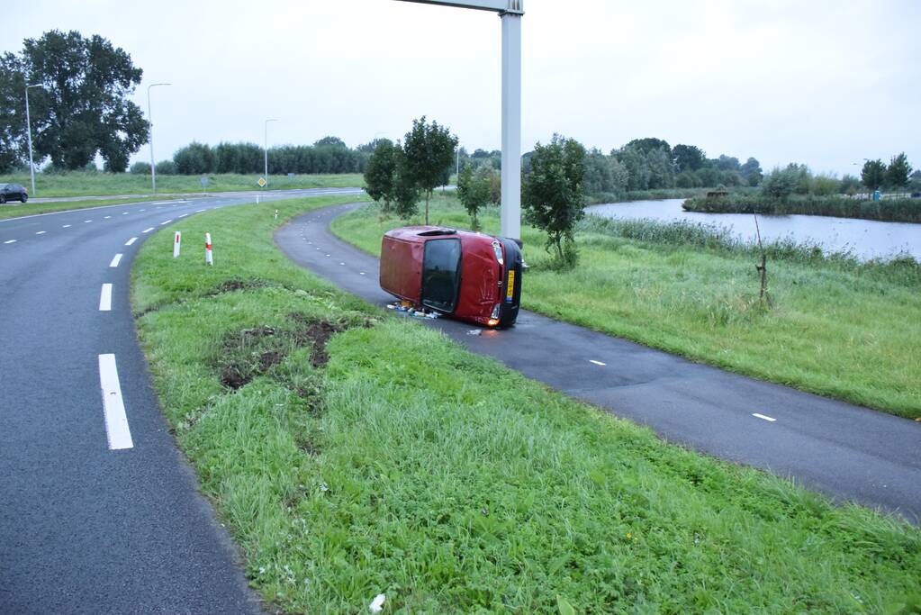 Busje vliegt uit de bocht en belandt op zijkant