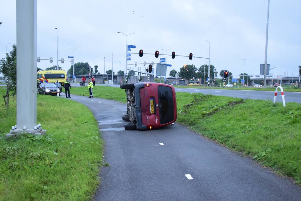 Busje vliegt uit de bocht en belandt op zijkant