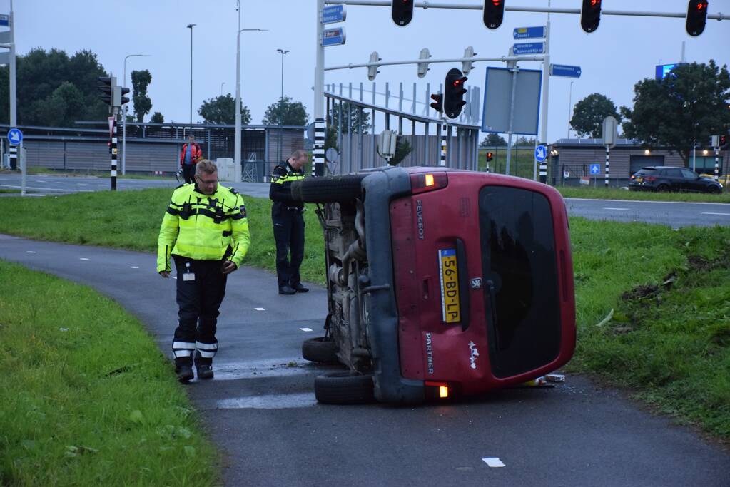 Busje vliegt uit de bocht en belandt op zijkant