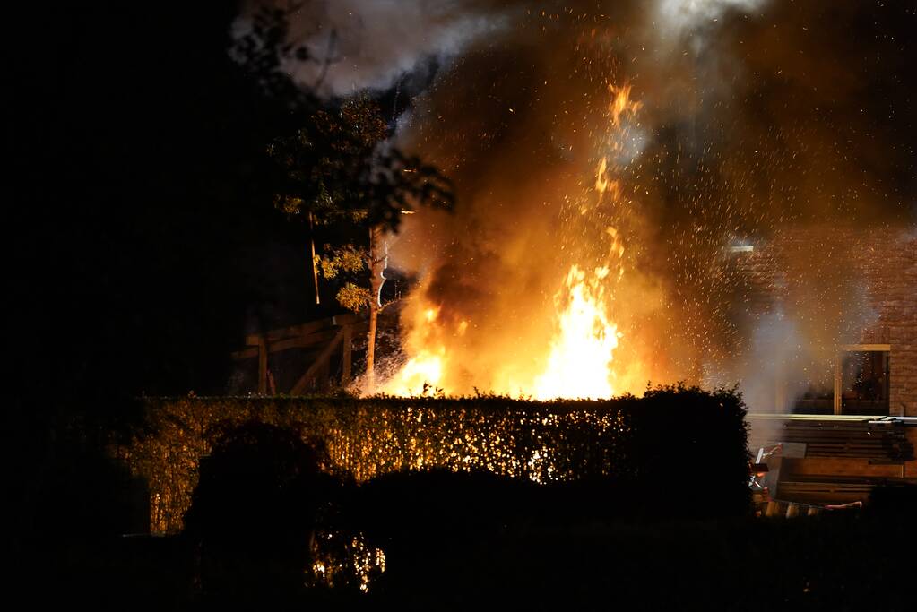 Flinke buitenbrand op terrein van hovenier