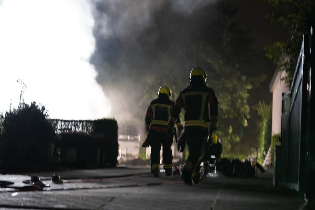 Flinke buitenbrand op terrein van hovenier