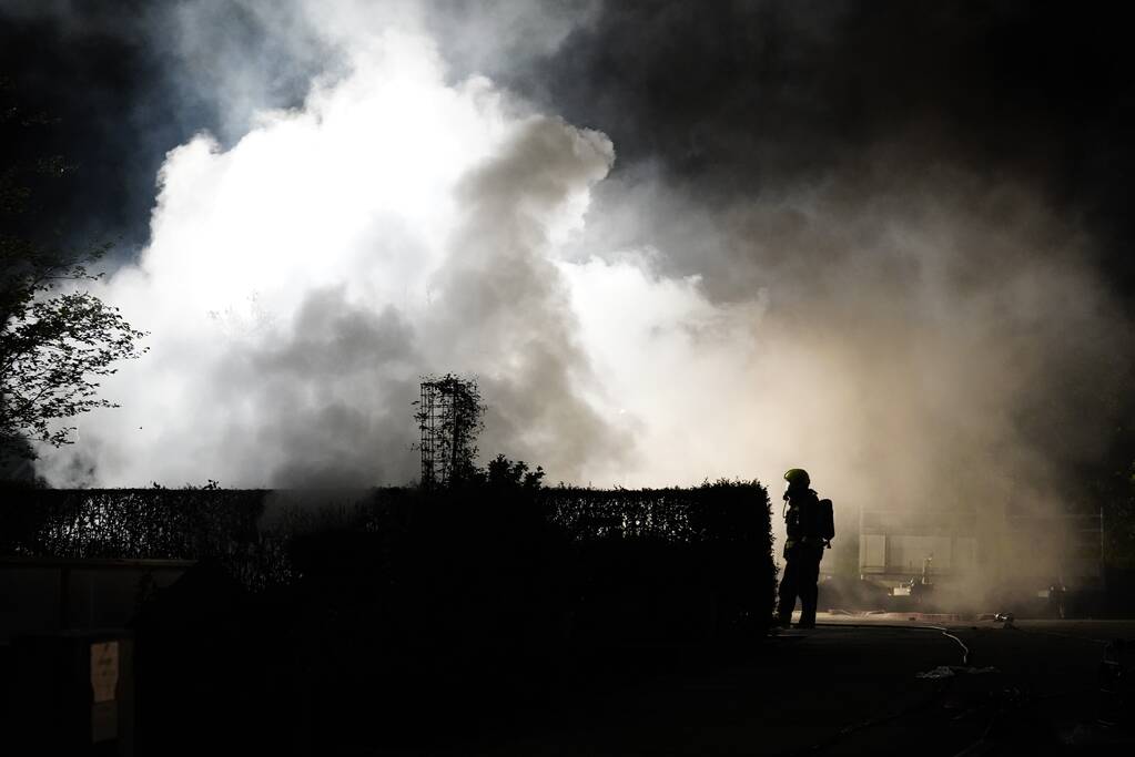 Flinke buitenbrand op terrein van hovenier