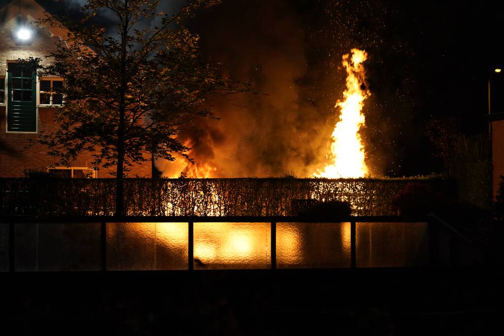 Flinke buitenbrand op terrein van hovenier