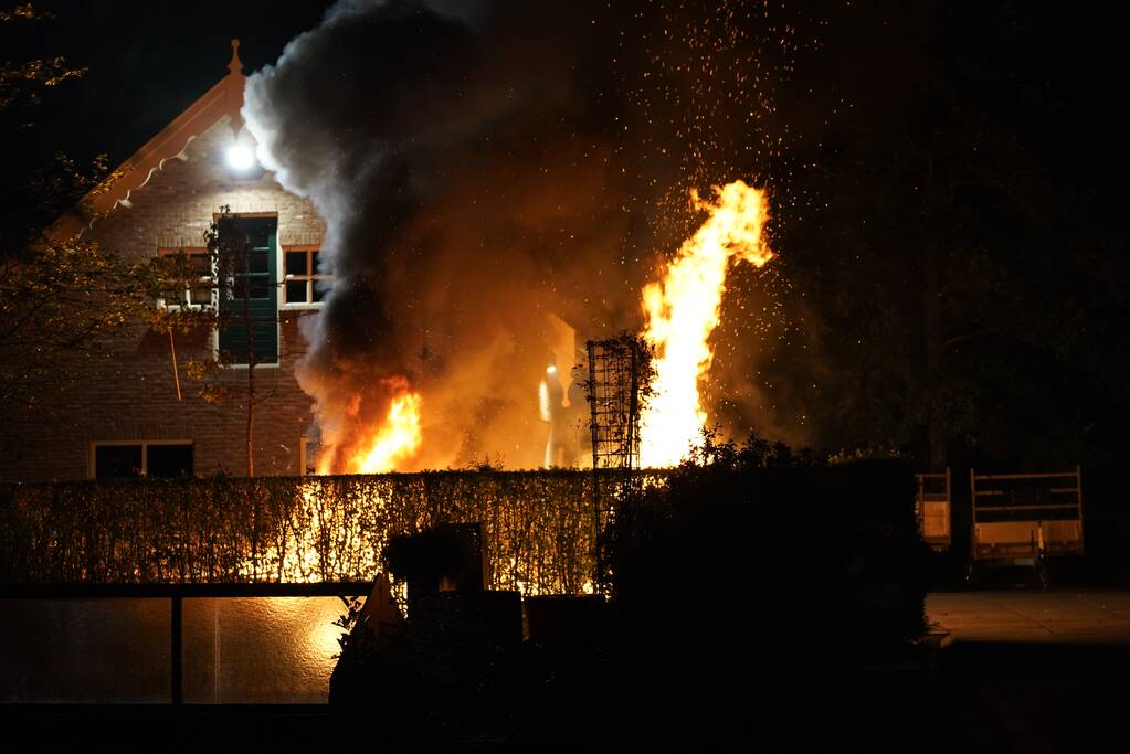 Flinke buitenbrand op terrein van hovenier