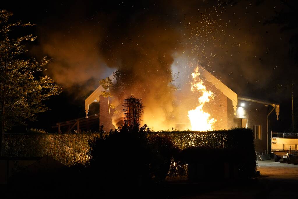 Flinke buitenbrand op terrein van hovenier