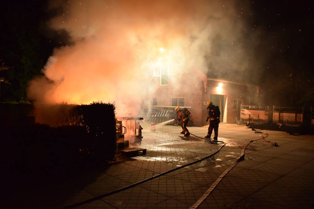 Flinke buitenbrand op terrein van hovenier