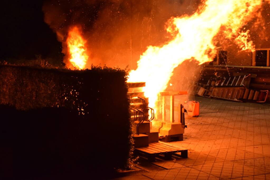Flinke buitenbrand op terrein van hovenier