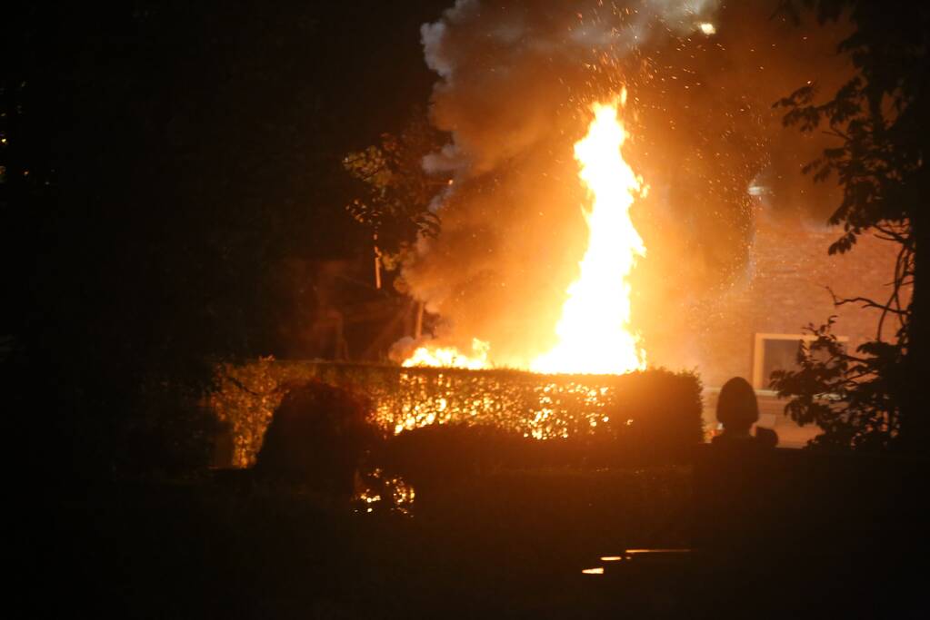 Flinke buitenbrand op terrein van hovenier