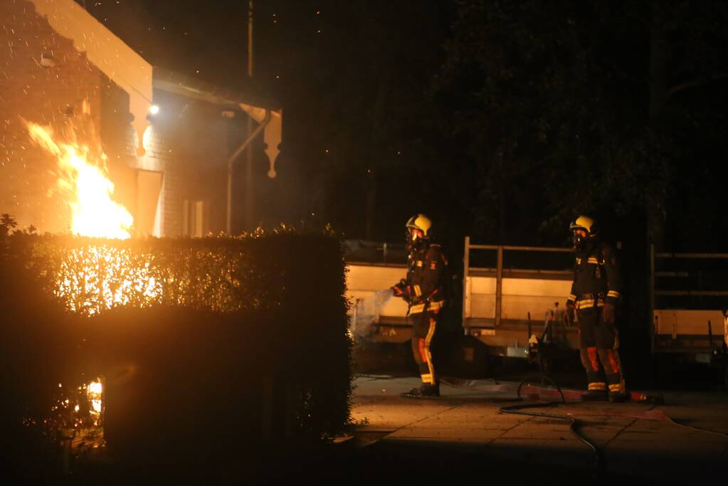 Flinke buitenbrand op terrein van hovenier