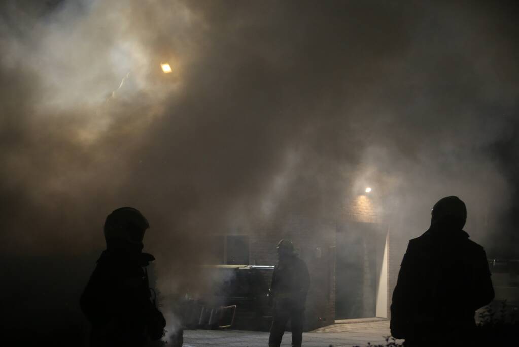 Flinke buitenbrand op terrein van hovenier