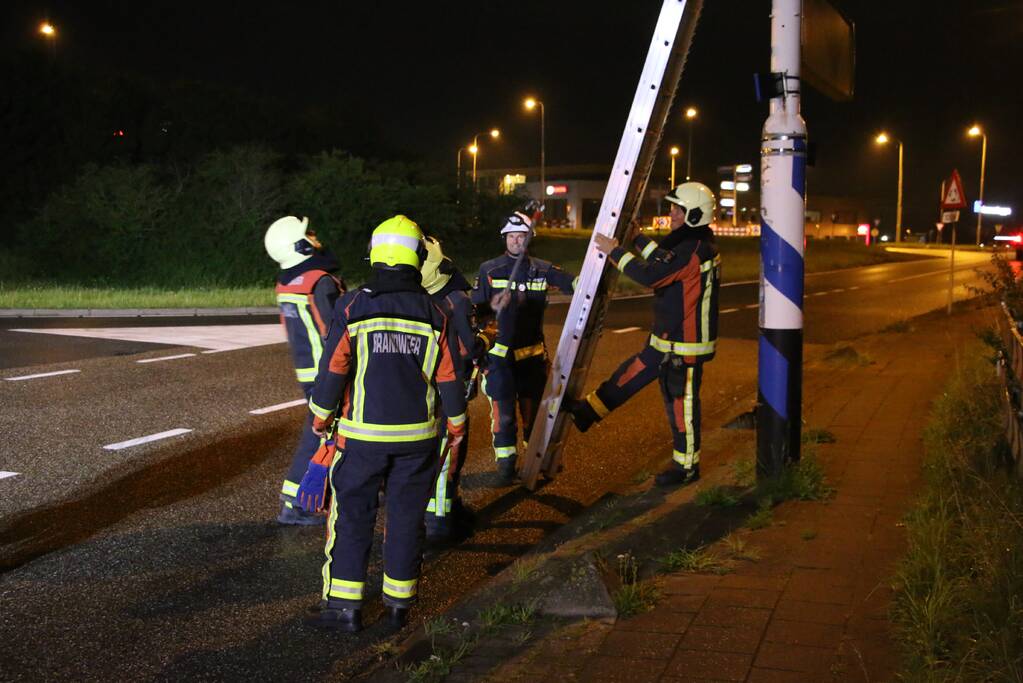 Brandweer zet losgewaaide bewegwijzering weer vast