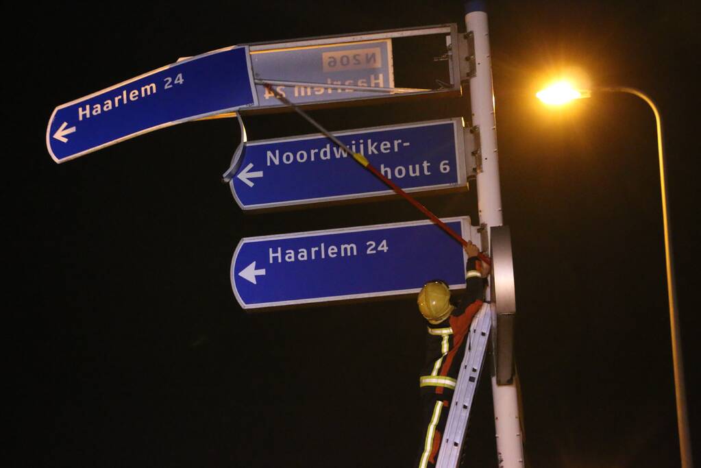 Brandweer zet losgewaaide bewegwijzering weer vast