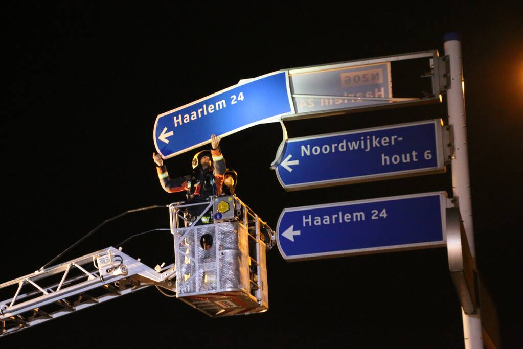 Brandweer zet losgewaaide bewegwijzering weer vast